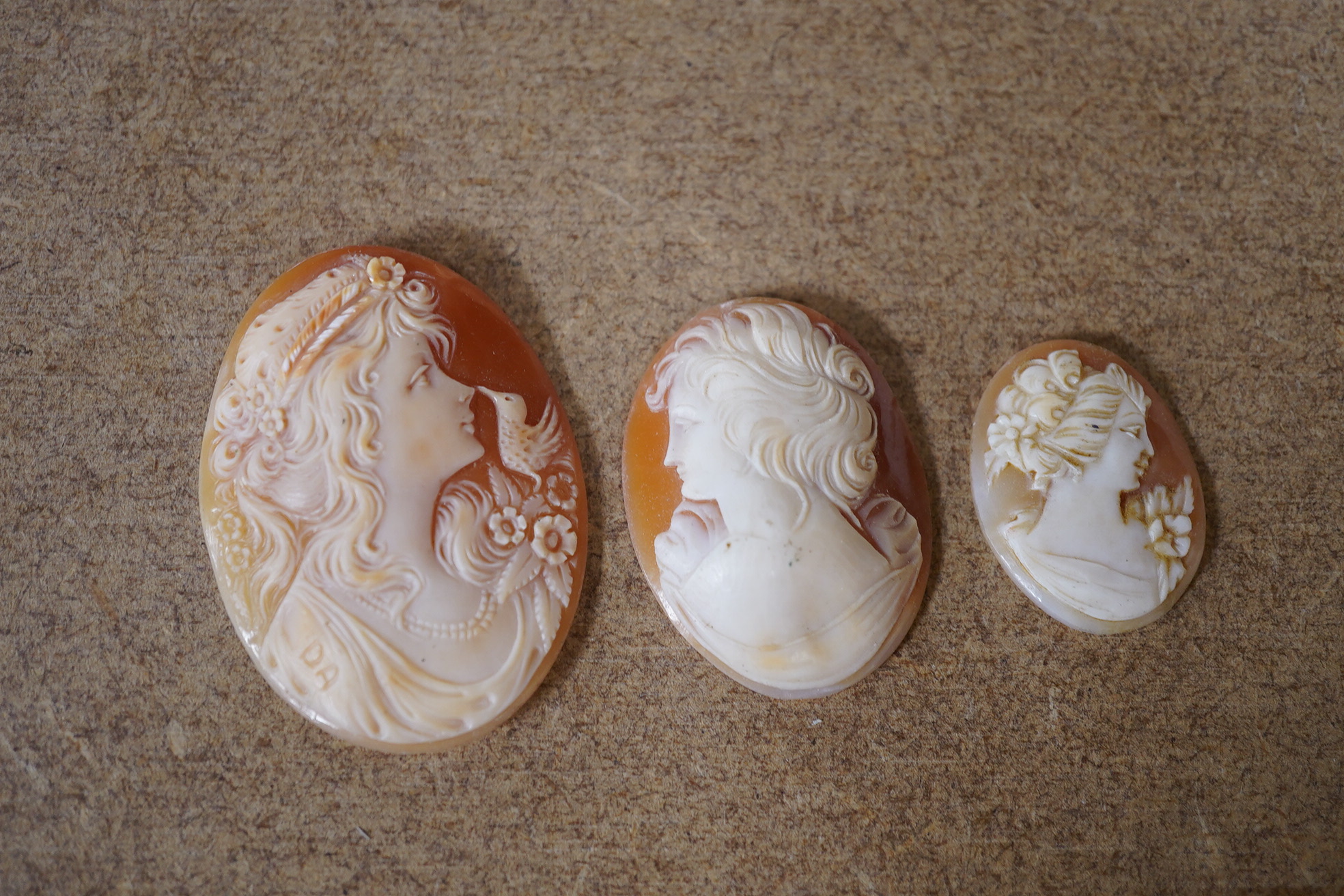 A quantity of assorted unmounted carved mainly cameo shells, largest 49mm, smallest 6mm. Condition - poor to good